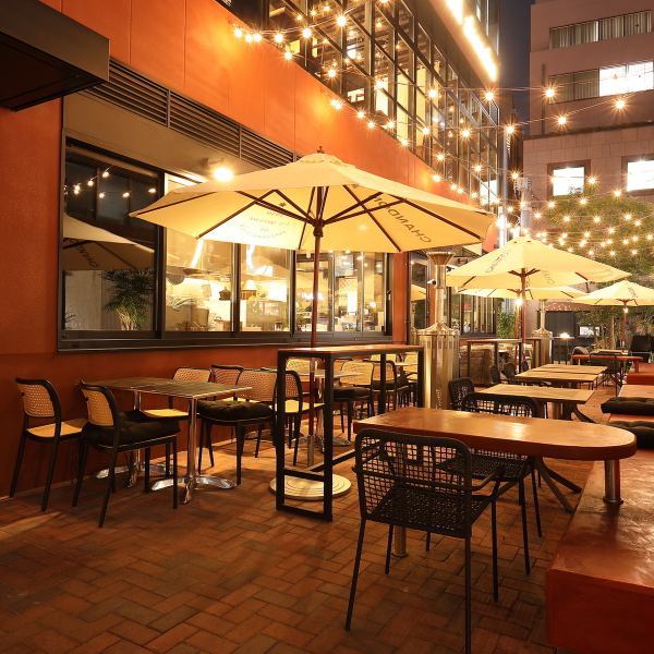 開放感あふれるテラス席は、風を感じながらお食事ができる人気席です◎昼は明るい日差しの中でランチを、夜は夜風に当たりながらワインを片手に乾杯…なんて素敵な過ごし方も◎広々としたテーブル席なので、女子会やグループでの飲み会にもおすすめです。