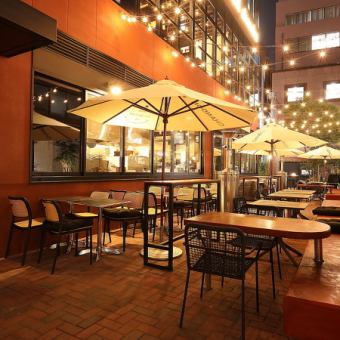 テラスの4名席は5テーブルご用意しております。