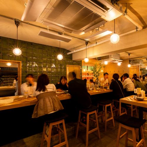 中央には広々カウンター席