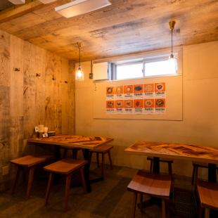 友達とリラックスしながら、本格的なイタリアの味を楽しめます♪4人用のテーブルが2つあり、気軽に集まるのにぴったり!カジュアルな雰囲気の中、心ゆくまで会話に花を咲かせられます♪お酒と共に、素敵なひとときをお過ごしあれ★