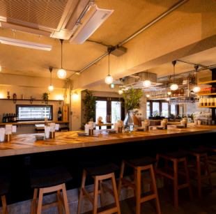 友達とカウンターで過ごす、アットホームな雰囲気です♪2名用のカウンター席が9つあり、気軽に立ち寄るのにぴったりな場所!本格的なイタリアン料理を楽しみながら、リラックスした時間を過ごせる☆おしゃれな空間で、素敵な思い出を作りましょう♪