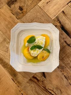 ブラータチーズと柿のサラダ