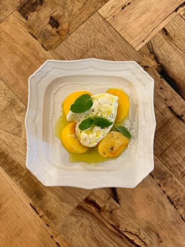 ブラータチーズと柿のサラダ