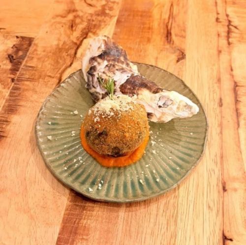 牡蠣とイカスミのライスコロッケ