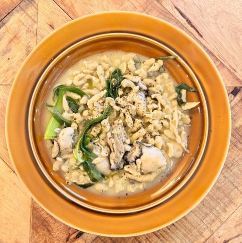 そば粉のスペッツレ～牡蠣と九条ネギのソース～