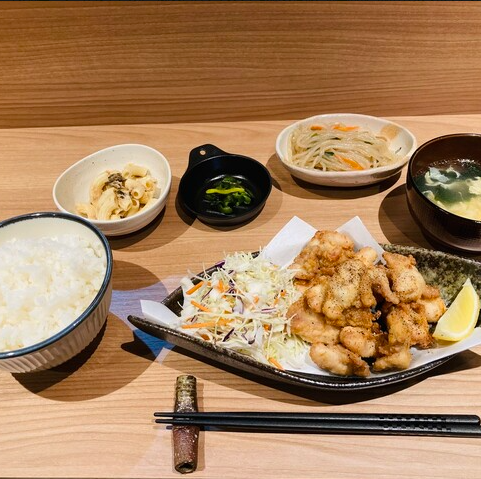 一品料理とお酒のペアリングもご案内いたします！ワインと日本酒もお楽しみください♪