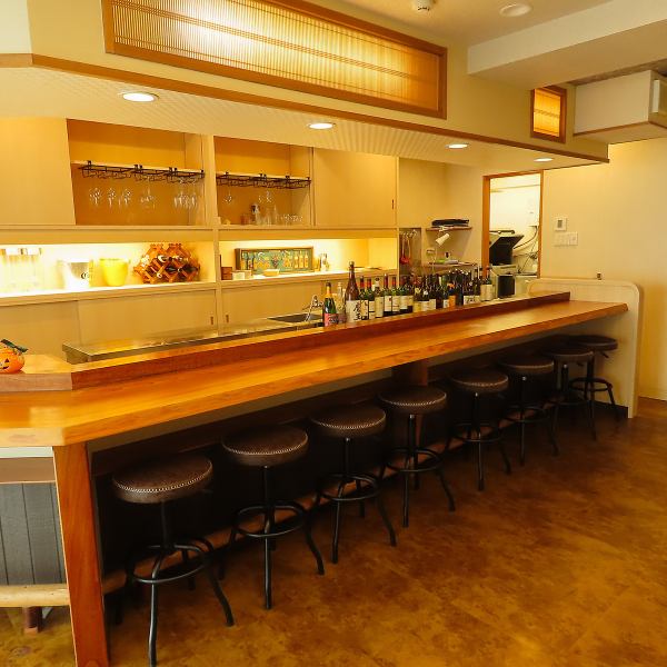 落ち着いた和風空間に、カウンター10席と立食席2卓をご用意♪大人な雰囲気はデートにもぴったり。友人との語らいや仕事終わりの一杯にも◎ランチ営業もしているので、お昼にもぜひどうぞ！