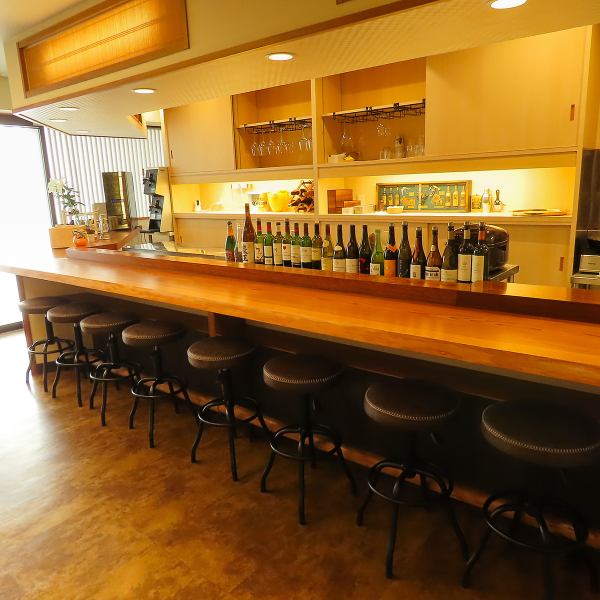 落ち着いた雰囲気漂う店内には、カウンター席を10席ご用意♪目の前で繰り広げられる調理風景に期待が膨らみます！おひとり様はもちろん、大人のデートや友人との語らいにもぴったり◎臨場感あふれる特別なひとときをぜひ…！