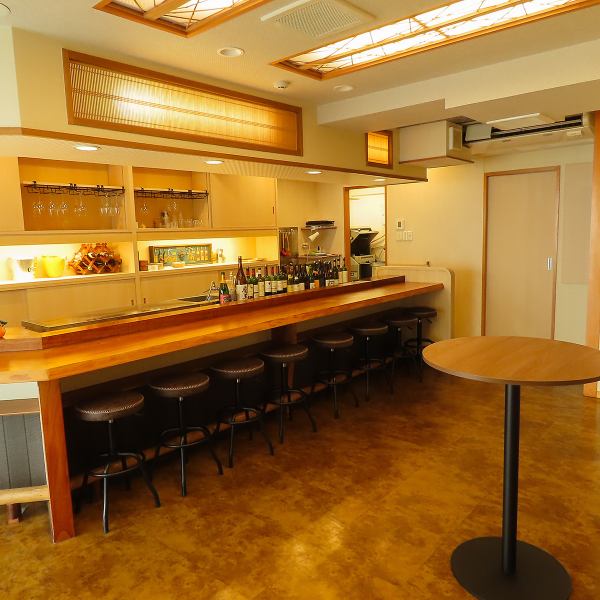 貸切もOKで、立食スタイルの席も2卓ご用意！気軽さと上質さを両立した立食は、会話も弾んで盛り上がること間違いなし！大人デートにも、友人との集まりにもぜひ◎大きなワイン＆日本酒セラーが魅力です♪