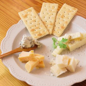 本日のチーズの盛り合わせクラッカー付