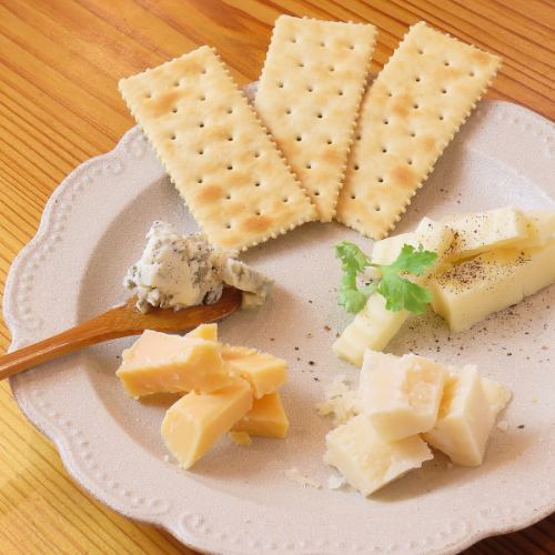本日のチーズの盛り合わせクラッカー付