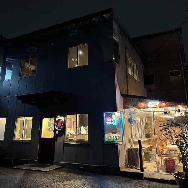 SNS映えするポップで明るい雰囲気の店内は、一歩足を踏み入れるだけで気持ちが弾みます◎お席は使い勝手の良いテーブル席のほか、お一人様やデートに便利なカウンター席も完備しており、幅広いシーンに対応可能です。堺東で本場韓国の活気を感じながら、こだわりの逸品を囲んで賑やかな時間をご堪能ください!