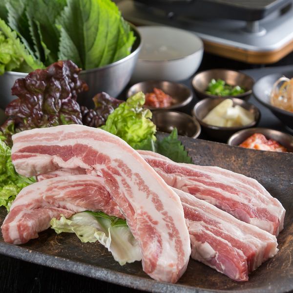 【新鮮な国産豚を堪能】厚切り肉の旨味あふれるサムギョプサルをご堪能あれ！［※テラス席限定メニュー］