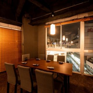 夜景を眺めながら楽しめるテーブル席