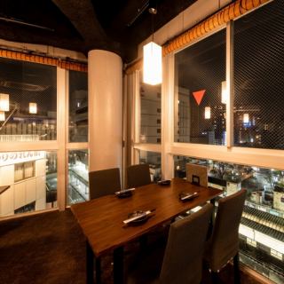 角のお席は2面に夜景が広がる隠れた人気席。