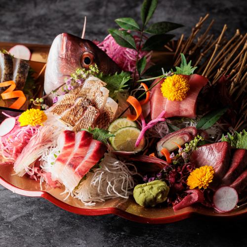 【豊洲市場直送】料理長が目利きした鮮度抜群の鮮魚！豪快なお造りや様々な調理法でお楽しみください。