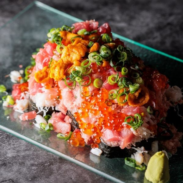 【旨みを豪快に味わう】雲丹×蟹×いくら×中トロ！高級食材を一口で！