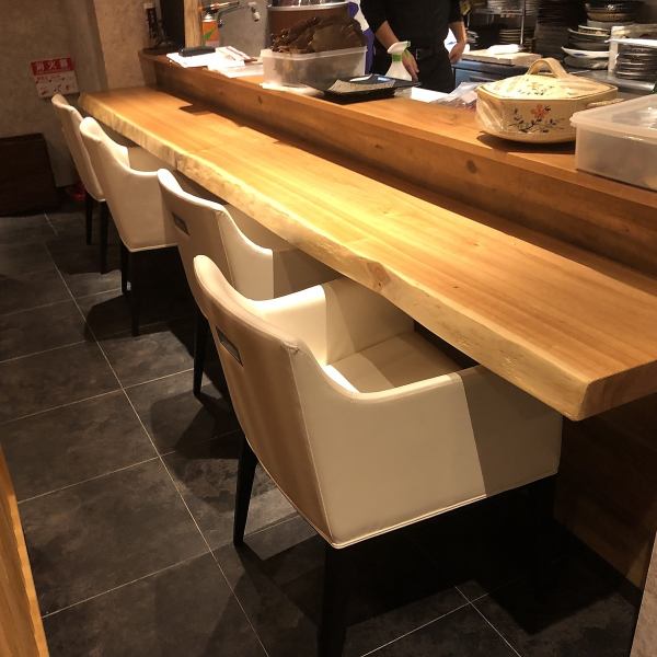 Counter seats that are popular with regular customers.You can relax by yourself.