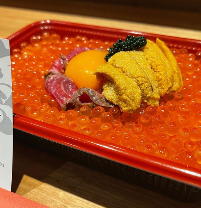 Beef chirashi rice with sea urchin salmon roe