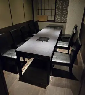 テーブル個室席。少人数から大人数まで対応しております。