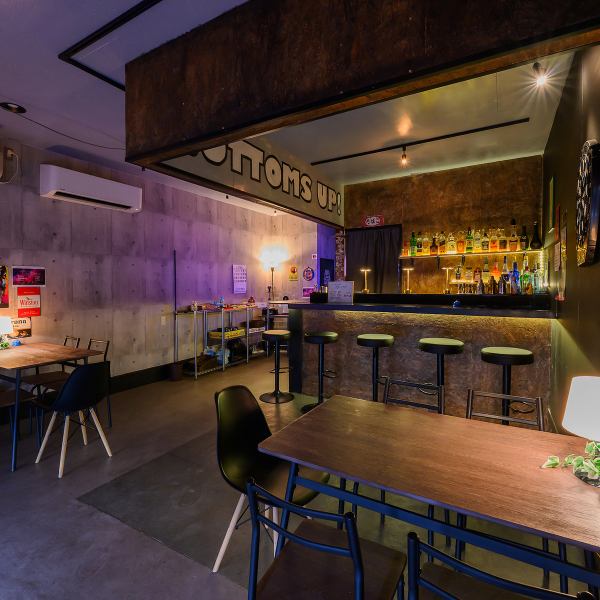 【SNS映えする空間で素敵なひとときを…♪】隠れ家的な創作居酒屋で、BARとは一味違ったおしゃれな料理が楽しめるのが魅力!女子会やデート、宴会など、様々なシーンに対応できる空間を用意しています。テーブルライトは色の変更が可能で、お好みに合わせた雰囲気を簡単に演出できるので、SNS映えすること間違いなし◎