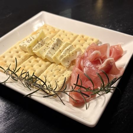 生ハムクラッカーチーズ