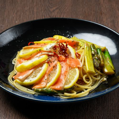アスパラとサーモンのレモンパスタ