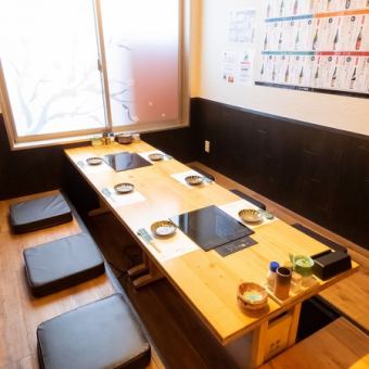 『テーブル半個室』8名様までの半個室は2名様~ご利用いただけます。隣のお席とロールカーテンで仕切らせていただいてる半個室のお席になります。ちょい飲みや、隣のお客様を気にしないお客様にピッタリです!