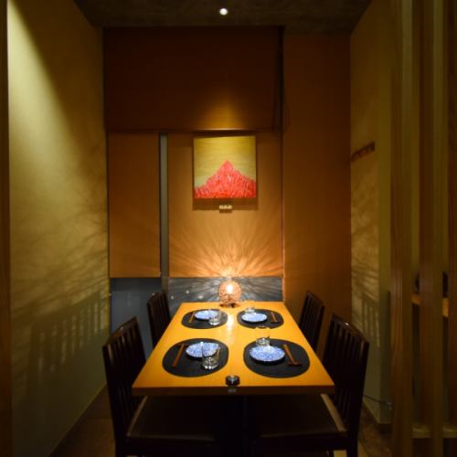 [Semi-private room table seats] A spacious seat for 4 people by the window with a modern Japanese atmosphere.