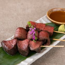 霜降り和牛の炙り串 ～雲丹ソースと山葵で～