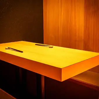 接待やデート、記念日など、大切な方とのお食事におすすめの個室席をご用意しております。周りを気にせず落ち着いて過ごせる空間で、会話を楽しみながらゆったりとお食事をお楽しみいただけます。特別なひとときには、コース料理とあわせてのご利用もおすすめです。