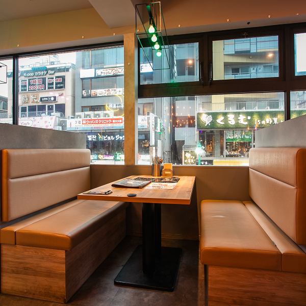 【靠窗座位，開放感極佳！】 在靠窗座位，您可以一邊用餐一邊眺望新大久保的主要街道。新大久保大街的夜景尤其壯觀！在值得拍照留念的Instagram餐廳裡享用我們的招牌韓國料理！