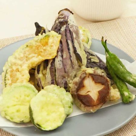 Colorful and fragrant seasonal vegetable tempura