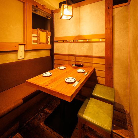 Private table seating for small groups of 2-4 people.The soft orange lighting with low brightness creates a sophisticated and calming atmosphere.After your date in Shinbashi, come and relax in this adult atmosphere.Our proud dishes, made with carefully selected ingredients and a wide selection of fine sake, will make your day a memorable one.