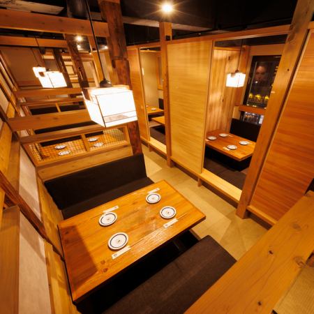 30名様からご利用OK！最大110名様まで着席可能な貸切フロア席♪扉を外して皆様でお顔を合わせての貸切宴会が可能です。ビジネス宴会や同窓会、結婚式の二次会など、大人数でのパーティーシーンには当店のフロア貸切を是非ご利用下さい。人数やご予算に合わせて料理やドリンクなどパーティープランをご用意。
