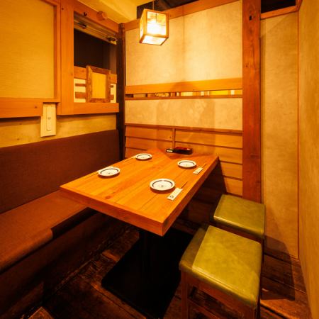 2～4名様の少人数でご利用いただけるテーブル個室席。あえて明度を落とした柔らかなオレンジの照明が艶のある落ち着いた雰囲気を演出します。新橋でのデートの後には、大人の雰囲気漂うこちらのお席でゆったりとお過ごしください。食材選びからこだわった自慢の料理と豊富な種類の銘酒で素敵な一日の思い出を彩ります♪