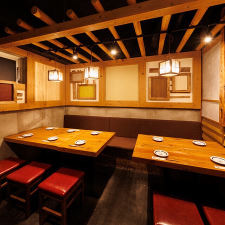 6～10名様でご利用いただける掘りごたつの個室席♪新橋に居ることを思わず忘れてしまいそうな、ゆったりとした時間を楽しめるお席は、ビジネスシーンでの飲み会や接待などにご利用いただきやすい様、落ち着いた大人の為の空間をコンセプトに照明や内装にこだわっています。人気席につきお早目のご予約をおすすめします。