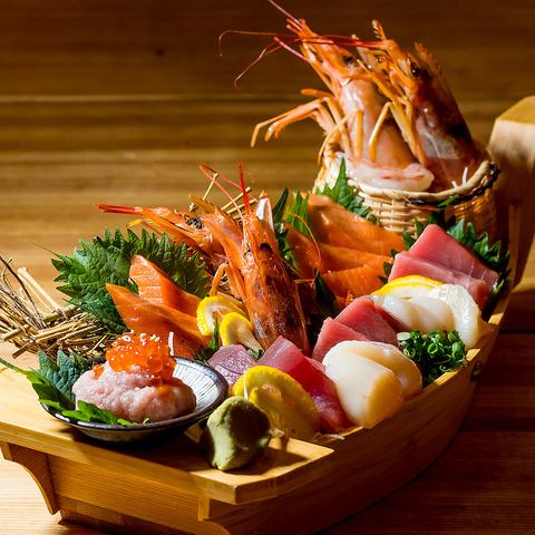 [Specialty] Delivered directly from the market! Enjoy a boat-shaped platter of fresh fish, generously piled high with seasonal fresh fish