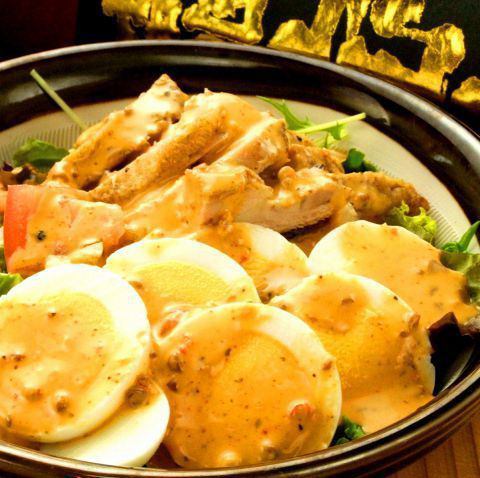 Red salad with chicken and boiled egg