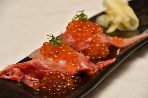 1 piece of salmon roe meat sushi
