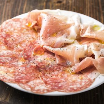 이탈리아 생산 햄과 밀라노 살라미의 모듬
