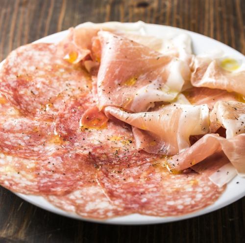 이탈리아 생산 햄과 밀라노 살라미의 모듬