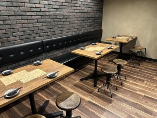 【派對好去處! 】備有桌椅!下班後派對、女生聚會等各種場合都非常適合!還有兩款人氣套餐,提供無限暢飲,歡迎隨時預約。期待您的光臨!