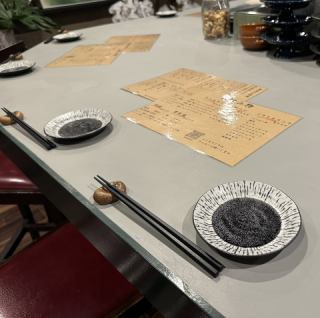 非常適合約會!可以並肩坐在一起輕鬆聊天的日式空間。您可以在約會、週年紀念日等日子與您所愛的人共度美好時光。如有任何座位要求或特殊場合,請隨時與我們聯絡。