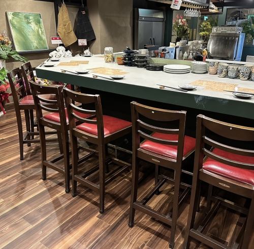 <p>カウンター席もゆっくりくつろげる全16席!◎大人なカウンター席でお1人様から16名様までご利用頂けます!デート、女子会、誕生日、記念日、会社帰りの宴会やご友人同士での飲み会にもぴったりです♪</p>