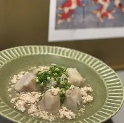 里芋の鶏そぼろ餡掛け