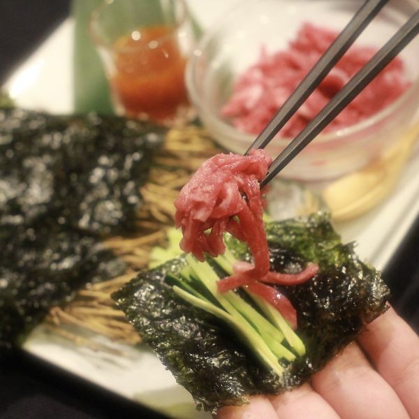 We offer a wide range of cuts, from standard parts to rare parts, carefully selected by the owner! [Kuroge Japanese Yukhoe (Sweet and Spicy Sauce/Salted Green Onion Sauce)]