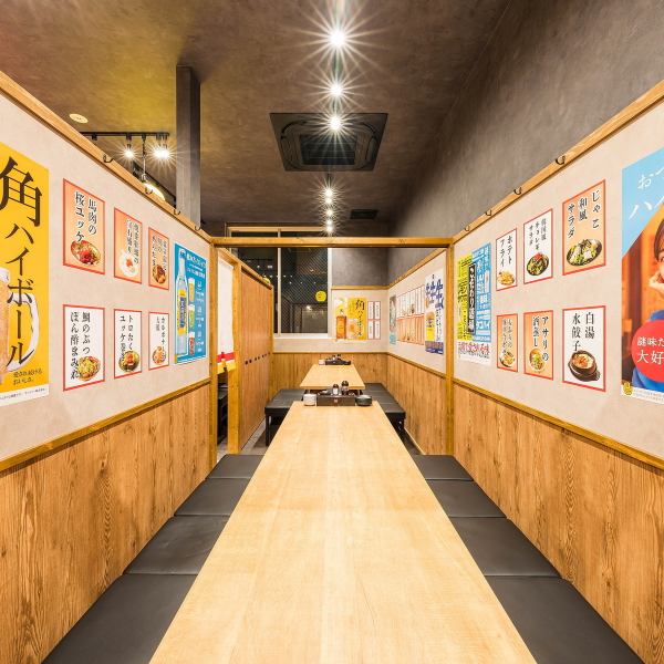 【個室で気軽に宴会◎】木の温もりが心地よいレトロな半個室空間で、気兼ねなく宴会を楽しめる♪ゆったり座れるベンチシートで、4名~大人数まで対応可能。名物のアテと相性抜群の角ハイ片手に、裏なんばらしい“うまい・安い・楽しい”時間をどうぞ◎初めての方でも使いやすく、仕事帰り・友人飲み・各種宴会にぴったり♪