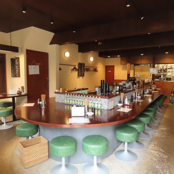 土曜日と日曜日は14時からオープン！早飲みを楽しめる時間帯に、友人や仲間と一緒に特別な週末を過ごしませんか？自家製の料理と共に、お酒を気軽に楽しめるアットホームな空間で、心ゆくまでリラックスしてください。良いスタートを切るために、ぜひお立ち寄りください！