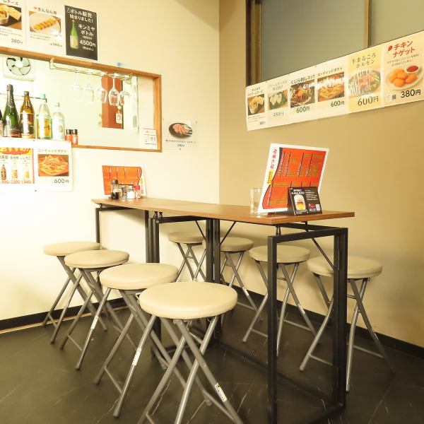 駅徒歩2分!8名様でテーブルを独占!絶品「ローストポーク」やとろける「サーモン刺身」を並べて、肩を並べて乾杯しましょう。美味しい料理と心地よい距離感で、会話が弾むこと間違いなしの特等席です。